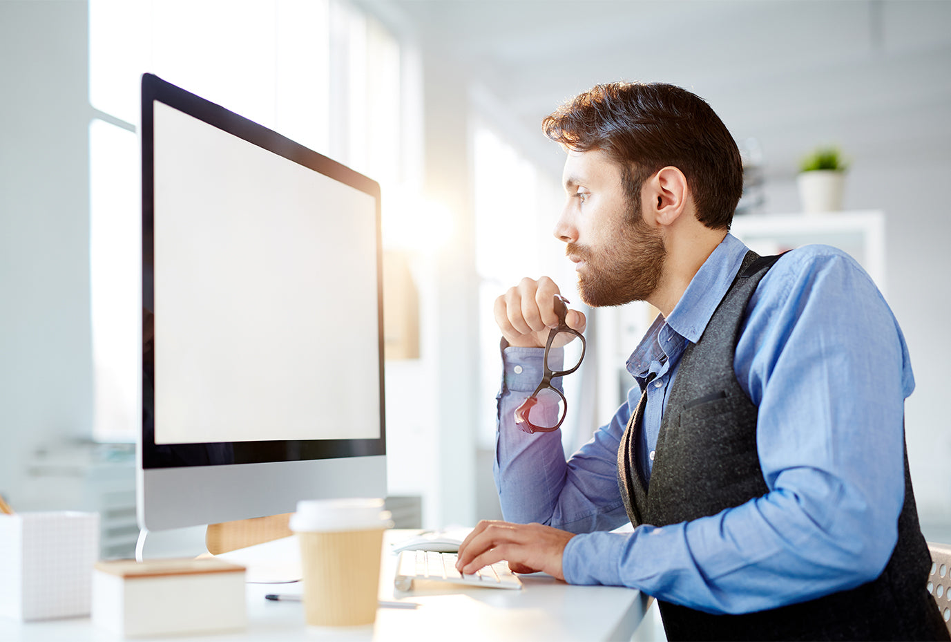 Офис стол от дамаска или от мрежа - какво да изберете?