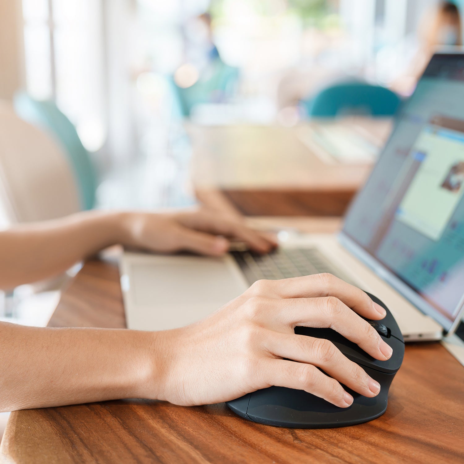 Как да настроим ергономично бюро?