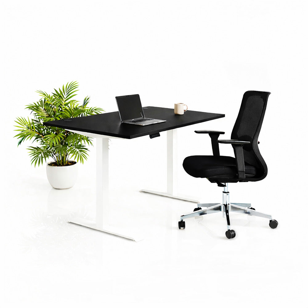 Ергономичен стол ChairPro Nexus Edition (Цвят): Черен | Височинно регулируемо бюро Ergo Desk Pro (Цвят на основата): Бял | Цвят на плота: Черен