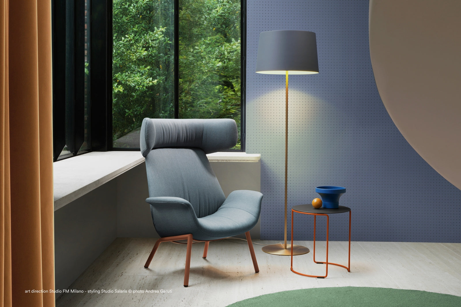 Ниска маса Cuit антрацит с метален плот ф 70 сm, H 30 см