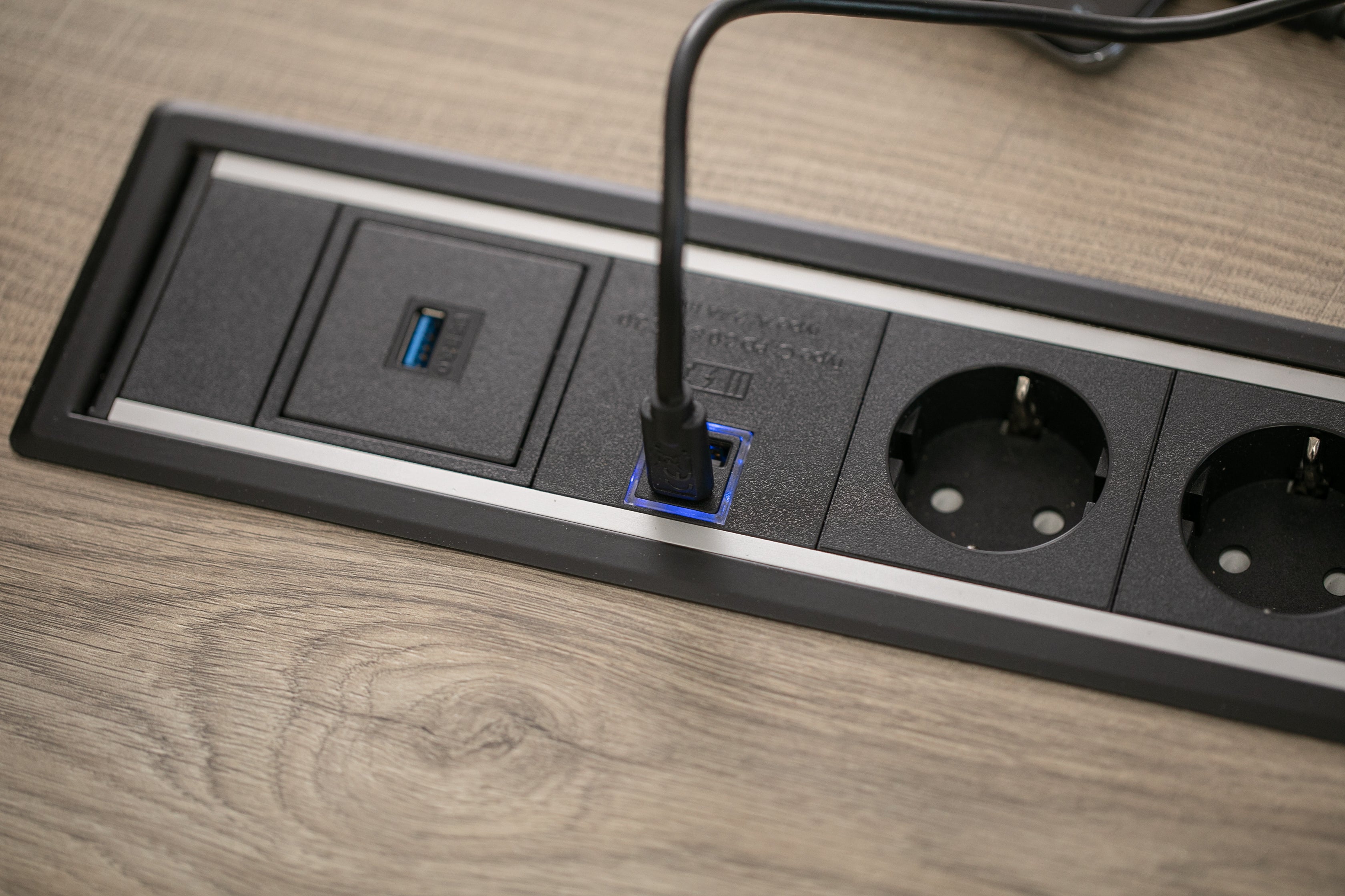 Комуникационен и захранващ модул за бюро Level E 4xSchuko + USB A+C + 2xRJ45 - черен